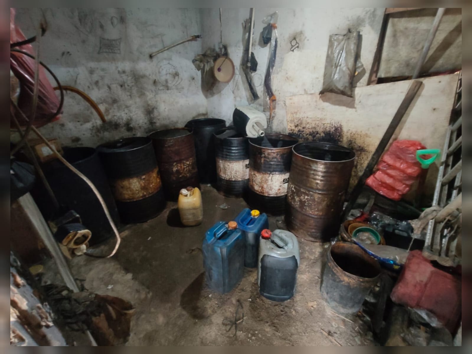 Gudang solar subsidi ilegal di Pangkalpinang digrebek Polda Babel. Foto: Istimewa.