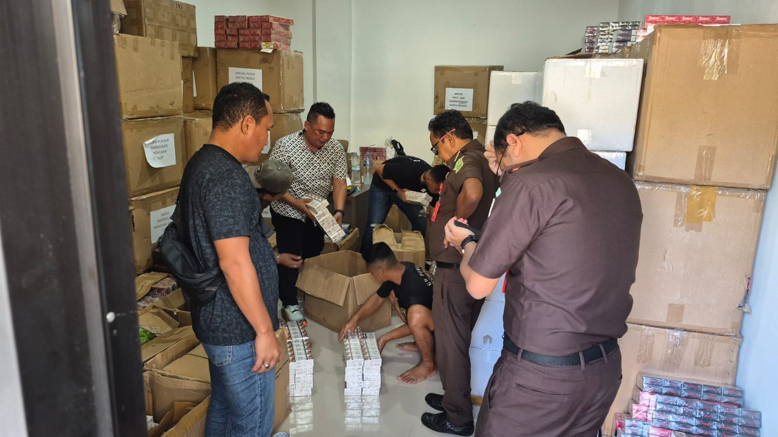Pelimpahan berkas rokok ilegal Belitung. Foto: Istimewa.