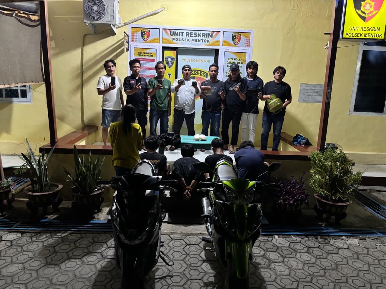 Polsek Mentok meringkus komplotan pencuri spesialis rumah kontrakan. Foto: Istimewa.