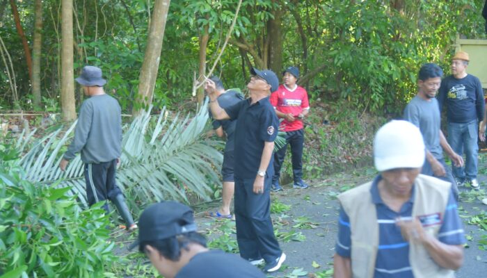 Yus Derahman Ajak Warga Gotong Royong Bersihkan TPU Keramat