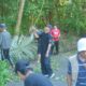 Yus Derahman turut membantu membersihkan TPU Keramat. Foto: Istimewa.