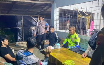 Kasat Lantas Polres Babar, AKP Ramos saat mendatangi TKP. Foto: Istimewa.