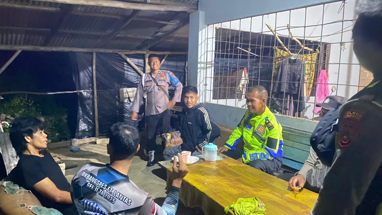 Kasat Lantas Polres Babar, AKP Ramos saat mendatangi TKP. Foto: Istimewa.