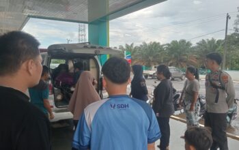 Korban FZ saat dibawa ke Puskesmas Kelapa. Foto: Istimewa.