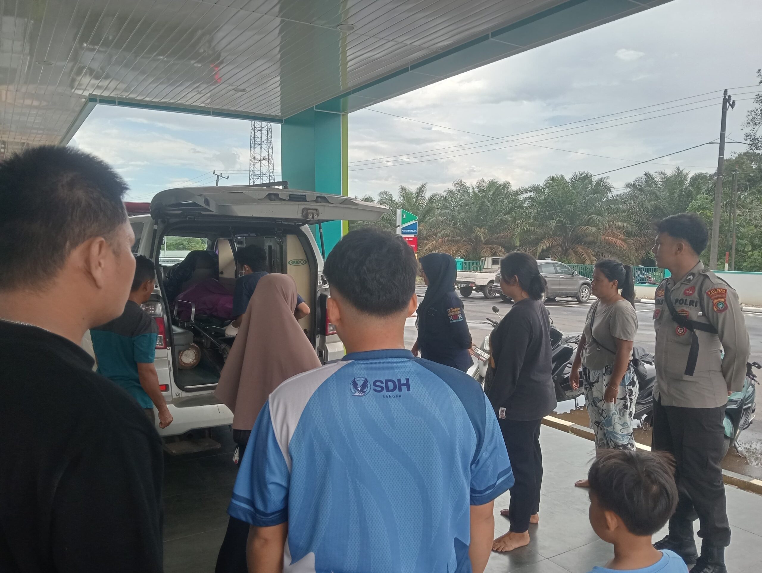 Korban FZ saat dibawa ke Puskesmas Kelapa. Foto: Istimewa.