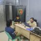 Pelimpahan berkas dan tersangka penganiayaan Fauzi. Foto: Istimewa.