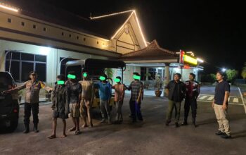 6 orang diamankan polisi dari Tambang Ilegal Perairan Enjel Mentok. Foto: Istimewa.