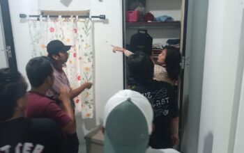 Anggota Polsek Mentok melakukan pemeriksaan TKP pencurian emas. Foto: Istimewa.
