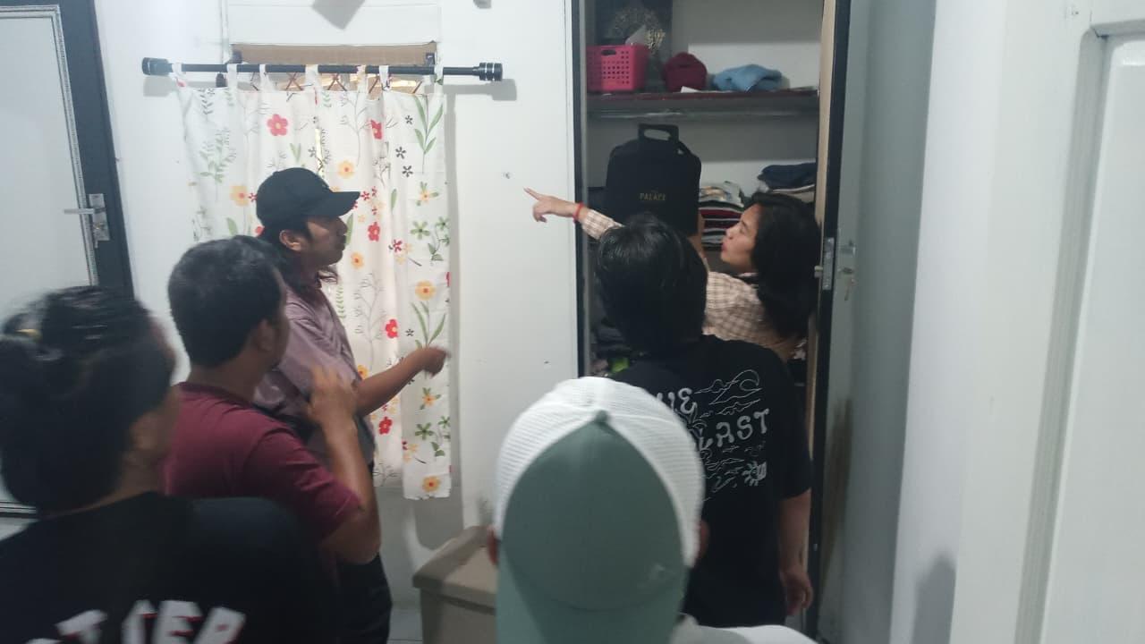 Anggota Polsek Mentok melakukan pemeriksaan TKP pencurian emas. Foto: Istimewa.