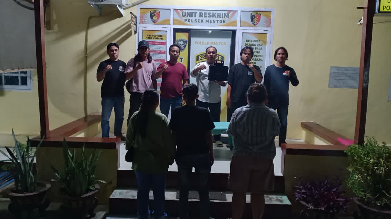 Polsek Mentok meringkus 3 orang gegara curi emas. Foto: Istimewa.