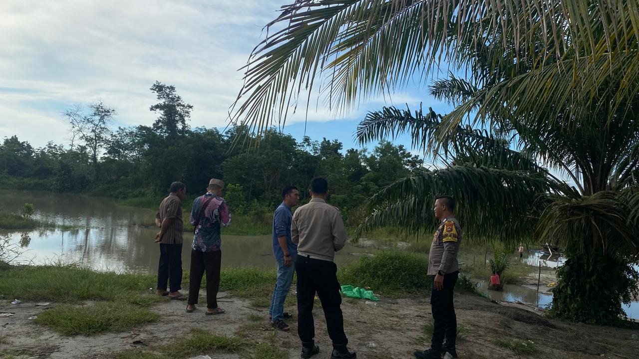 Anggota Polsek Simpang Teritip tertibkan tambang  ilegal di DAS Berang. Foto: Istimewa.