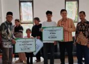 Markus saat membagikan bansos ke warga. Foto: Istimewa.