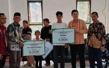 Markus saat membagikan bansos ke warga. Foto: Istimewa.