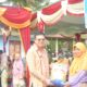 Markus saat membagikan sembako murah ke warga. Foto: Istimewa.