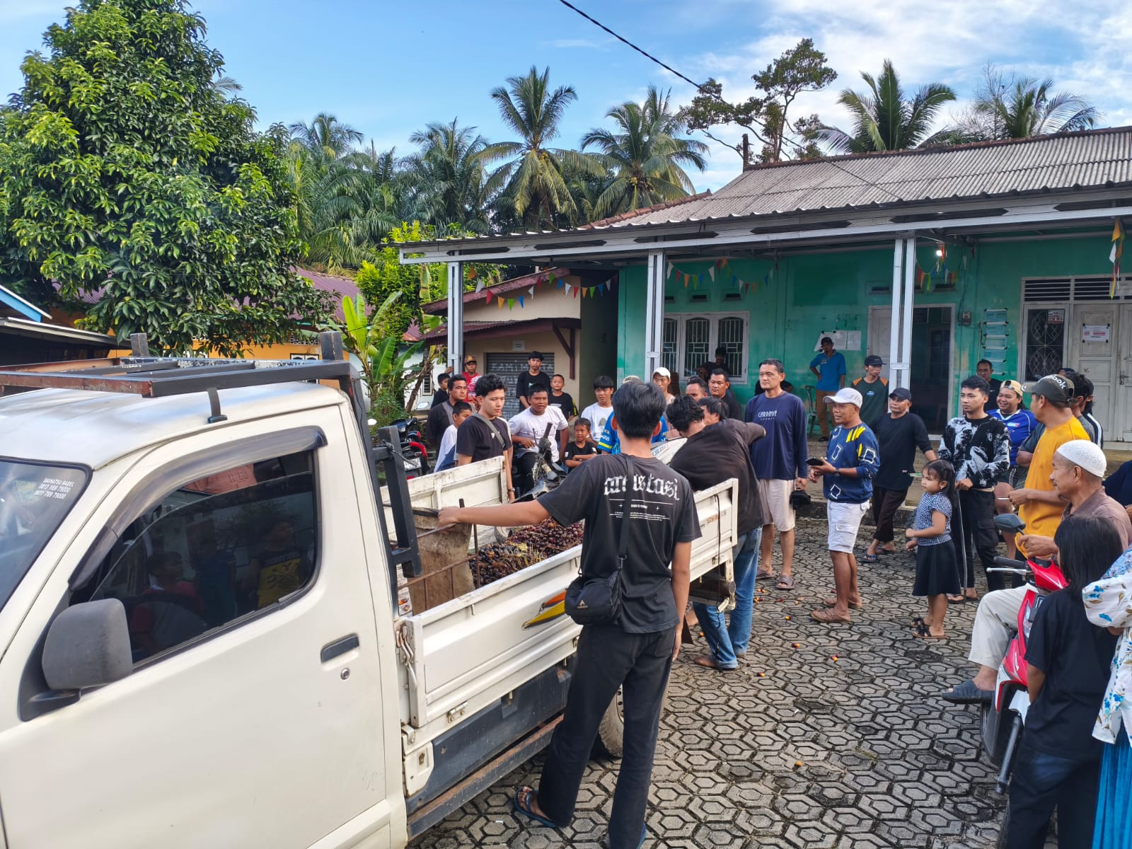 Dua pencuri sawit di Tempilang, Bangka Barat diamankan polisi. Foto: Istimewa.