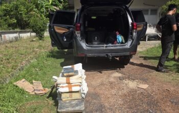 Balok timah dibawa ke Pos Satgas Halilintar. Foto: Istimewa.