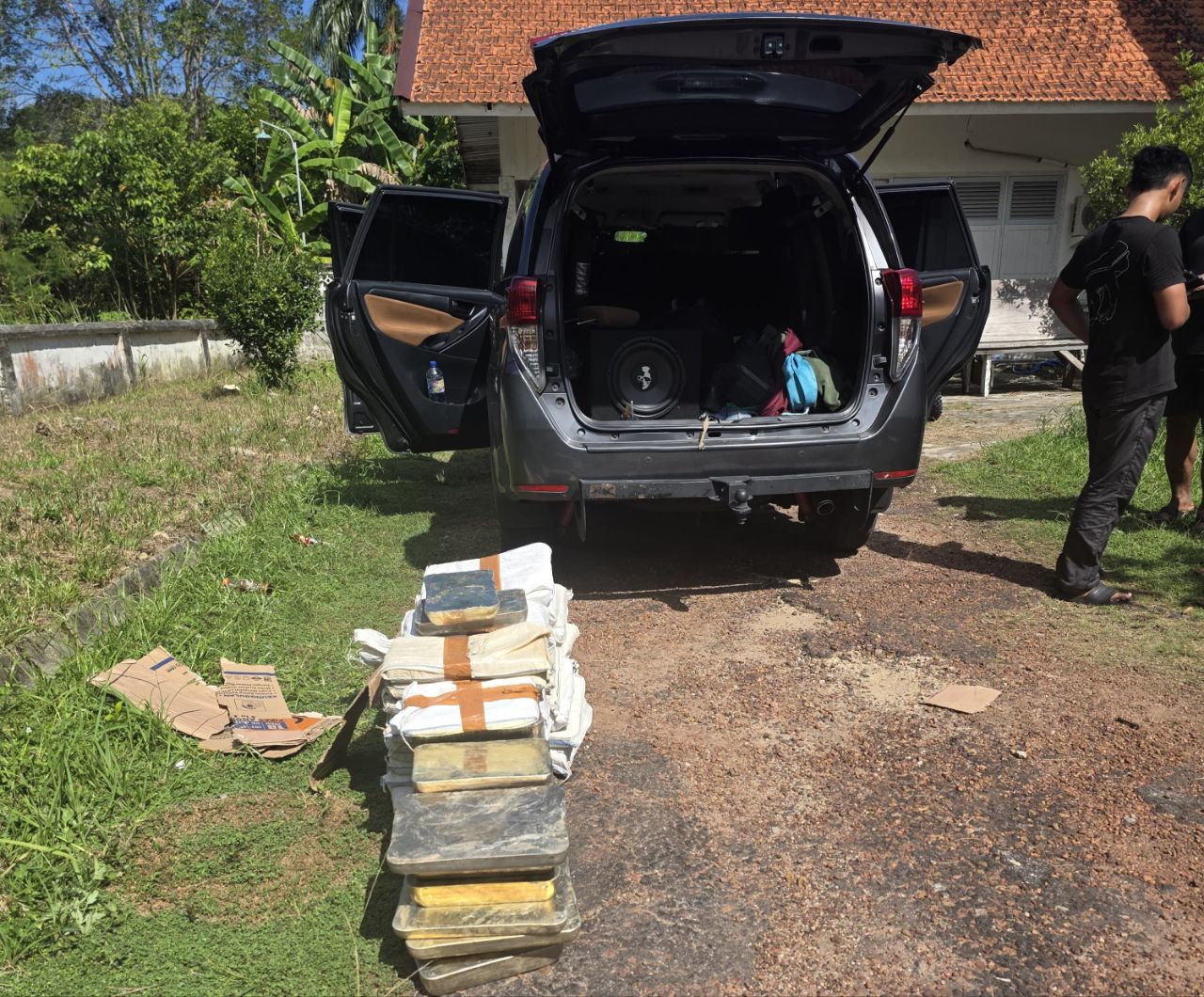 Balok timah dibawa ke Pos Satgas Halilintar. Foto: Istimewa.