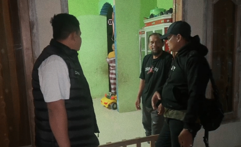 Kapolsek Tempilang, Ipda Muhammad Deni Irawan saat mendatangi kediaman salah seorang tersangka. Foto: Istimewa.