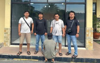 Pelaku penganiayaan di Mentok saat diamankan Tim Macan Putih. Foto: Istimewa.