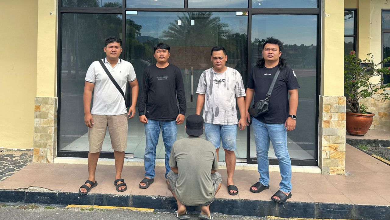 Pelaku penganiayaan di Mentok saat diamankan Tim Macan Putih. Foto: Istimewa.