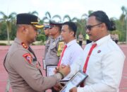 Briptu Angga Wiranda saat menerima penghargaan dari AKBP Pradana Aditya. Foto: Istimewa.