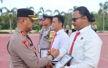 Briptu Angga Wiranda saat menerima penghargaan dari AKBP Pradana Aditya. Foto: Istimewa.