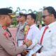 Briptu Angga Wiranda saat menerima penghargaan dari AKBP Pradana Aditya. Foto: Istimewa.