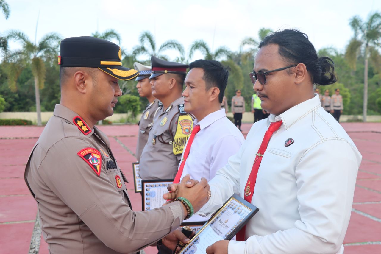 Briptu Angga Wiranda saat menerima penghargaan dari AKBP Pradana Aditya. Foto: Istimewa.