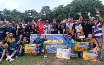Yus Derahman bersama tim pemenang LPM 2026. Foto: Rizki Ramadhani.