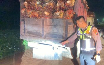 Anggota Satlantas Polres Babar, Bripka Fahri Indrawan saat mendatangi TKP. Foto: Istimewa.
