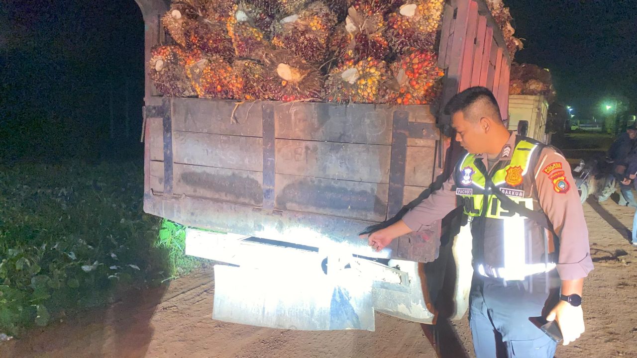 Anggota Satlantas Polres Babar, Bripka Fahri Indrawan saat mendatangi TKP. Foto: Istimewa.