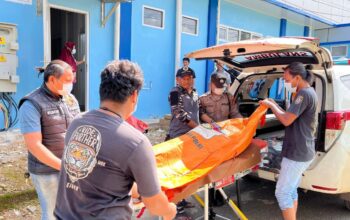Anggota Polsek Tempilang saat mengevakuasi jenazah pekerja PT. FPI. Foto: Istimewa.