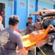 Anggota Polsek Tempilang saat mengevakuasi jenazah pekerja PT. FPI. Foto: Istimewa.