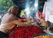 Aktivitas jual beli di Pasar Mentok. Foto: Rizki Ramadhani.