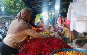 Aktivitas jual beli di Pasar Mentok. Foto: Rizki Ramadhani.