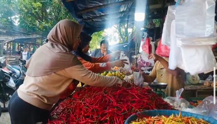 Harga Cabai di Pasar Mentok Naik Jelang Iduladha, Daya Beli Masyarakat Justru Melemah
