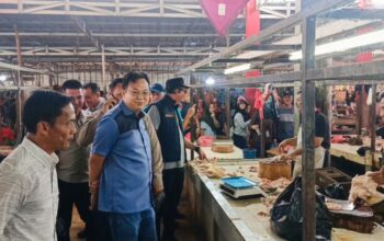 Markus saat sidak ke Pasar Parittiga. Foto: Istimewa.