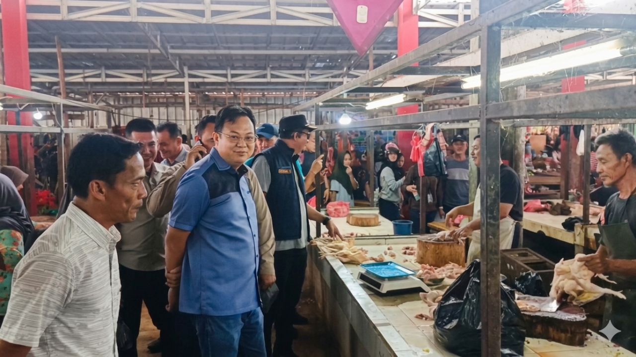 Markus saat sidak ke Pasar Parittiga. Foto: Istimewa.