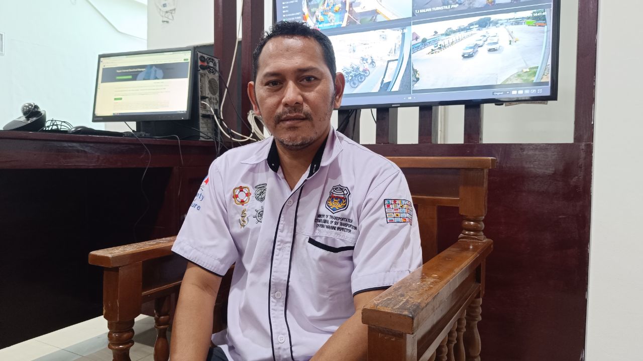 Nakhoda Kapal Patroli KSOP Mentok, Abdurrahman Fajrin. Foto: Rizki Ramadhani.