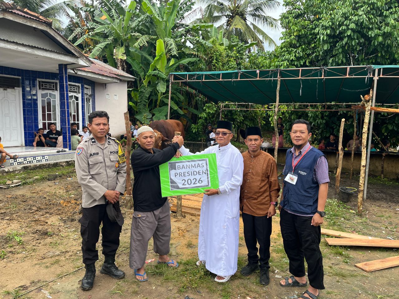 Penyerahan sapi presiden Prabowo ke masyarakat Tempilang. Foto: Istimewa.