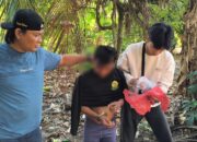 Kanit Reskrim Polsek Tempilang, Aipda Elby saat mengamankan pelaku pencurian. Foto: Istimewa.