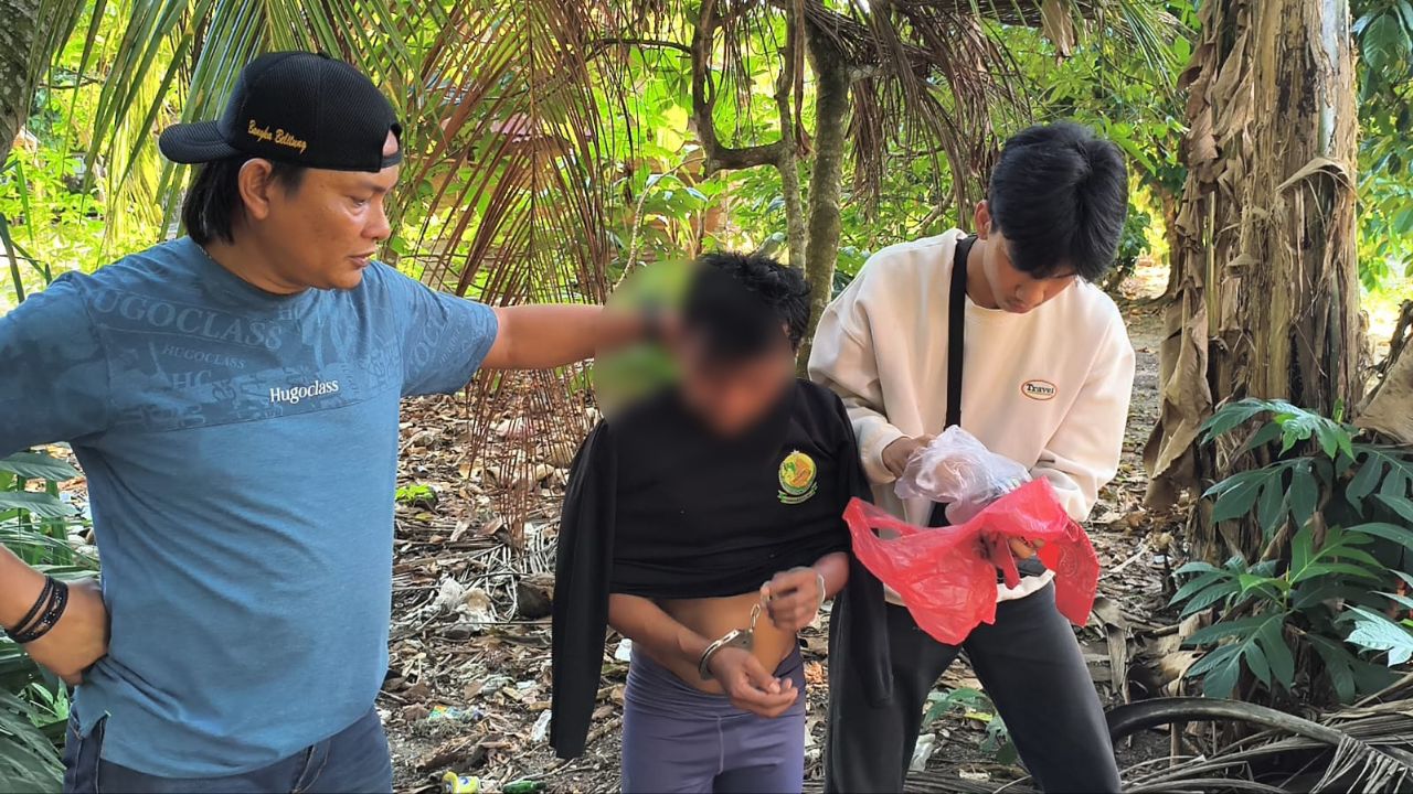 Kanit Reskrim Polsek Tempilang, Aipda Elby saat mengamankan pelaku pencurian. Foto: Istimewa.