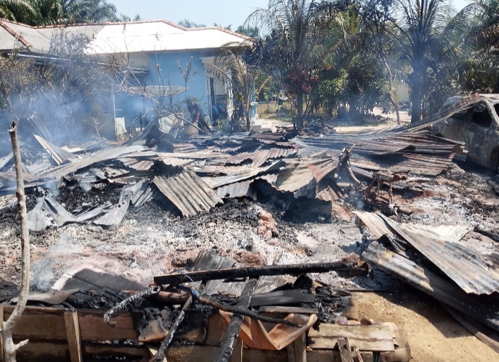 Rumah warga Tempilang terbakar. Foto: Istimewa.