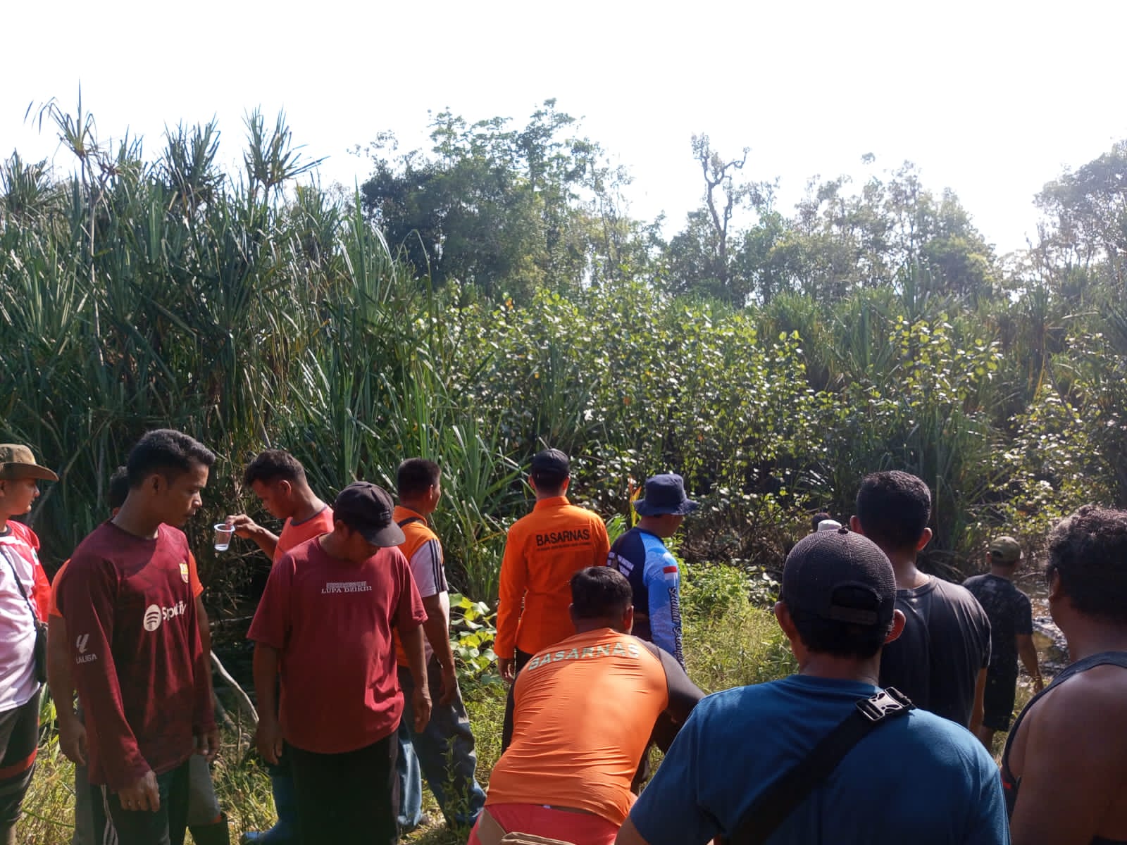 Tim SAR Gabungan sisir hutan dan sungai buton cari keberadaan Kamaludin. Foto: Istimewa.
