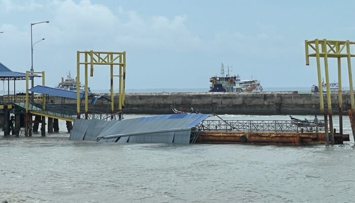 Atap Dermaga Pelabuhan Tanjung Kalian Mentok Ambruk
