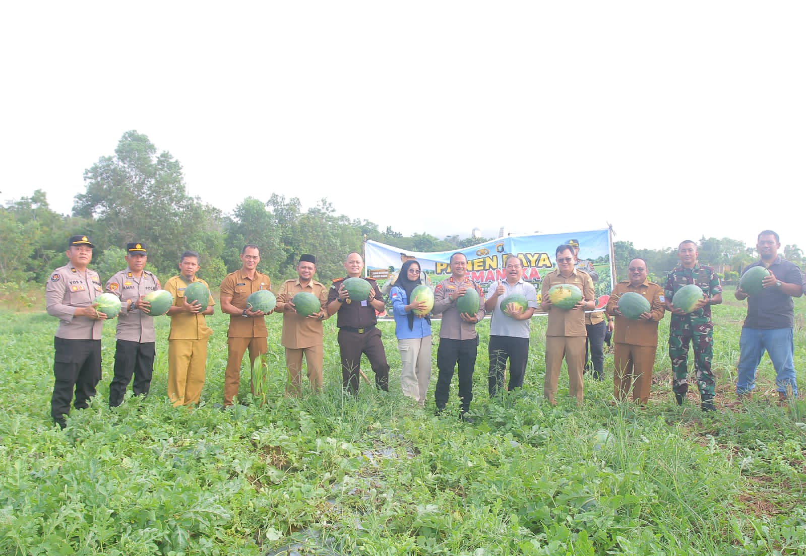 Panen semangka di Mapolres Bangka Barat. Foto: Istimewa.