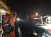 Proses evakuasi ABK KM Sebanyak. Foto: Istimewa.