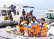 Anak Panti Asuhan Aisyah dapat edukasi keselamatan laut dari Satpolairud Babar. Foto: Istimewa.