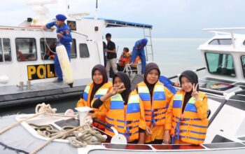 Anak Panti Asuhan Aisyah dapat edukasi keselamatan laut dari Satpolairud Babar. Foto: Istimewa.