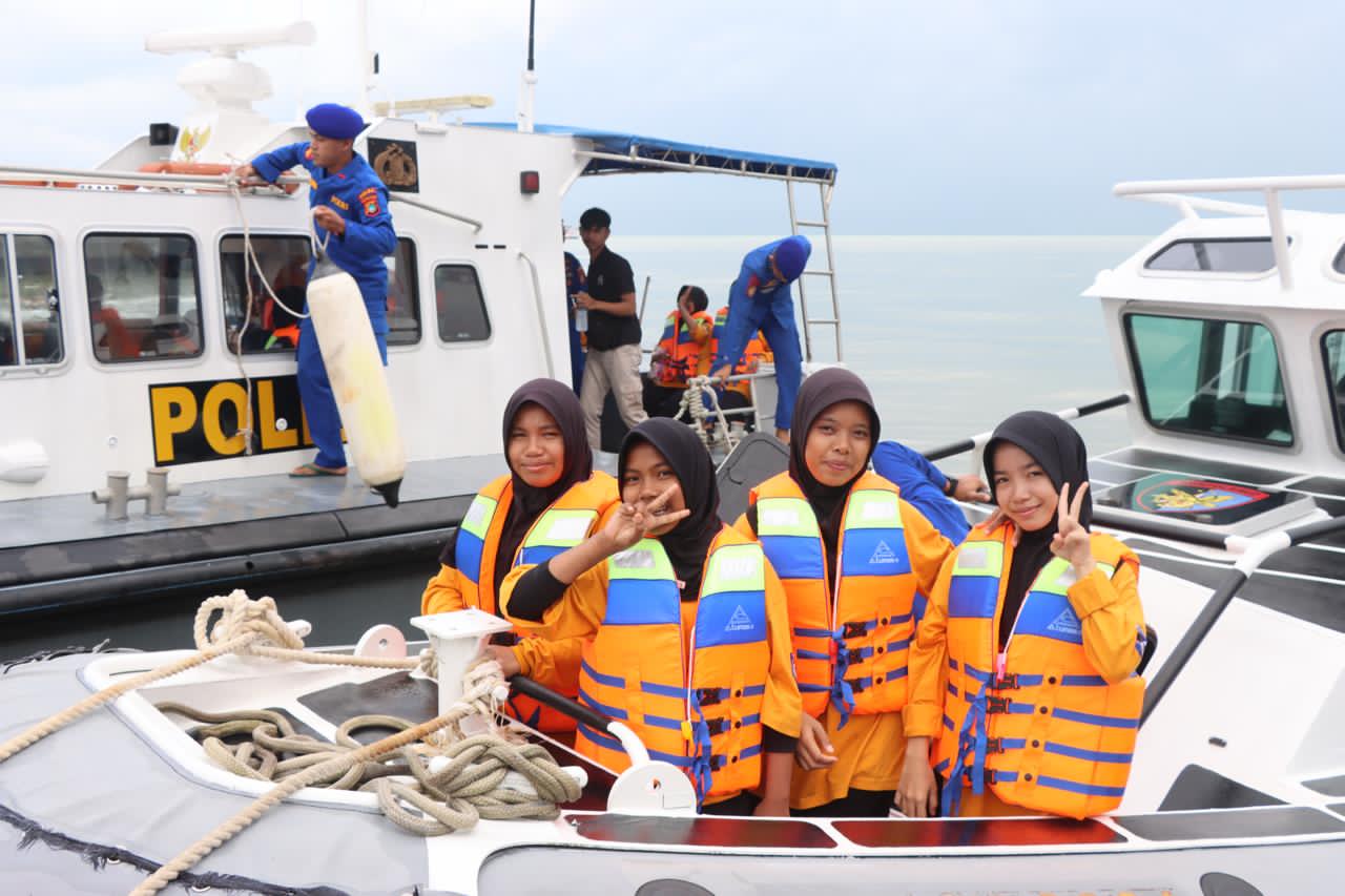 Anak Panti Asuhan Aisyah dapat edukasi keselamatan laut dari Satpolairud Babar. Foto: Istimewa.